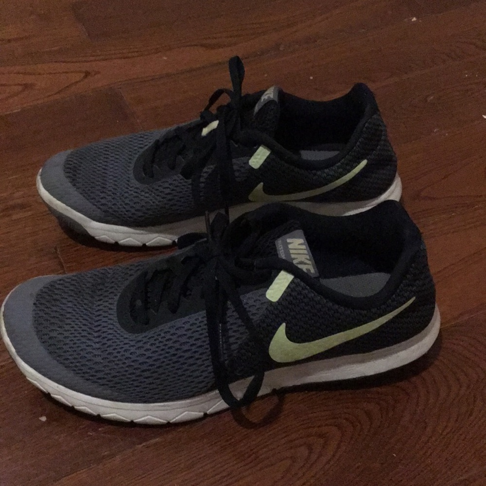 NIKE tennis shoes, barely worn